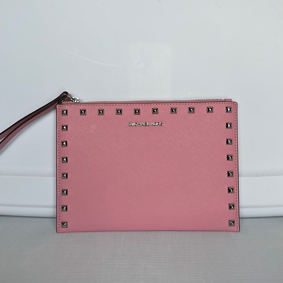 Michael Kors Handbags - Michael Kors Jet Set travel XL clutch wristlet